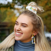 Koho-Scrunchie-Haargumm auf Kopf