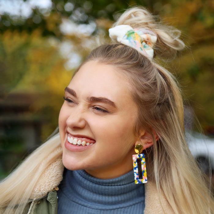 Koho-Scrunchie-Haargumm auf Kopf