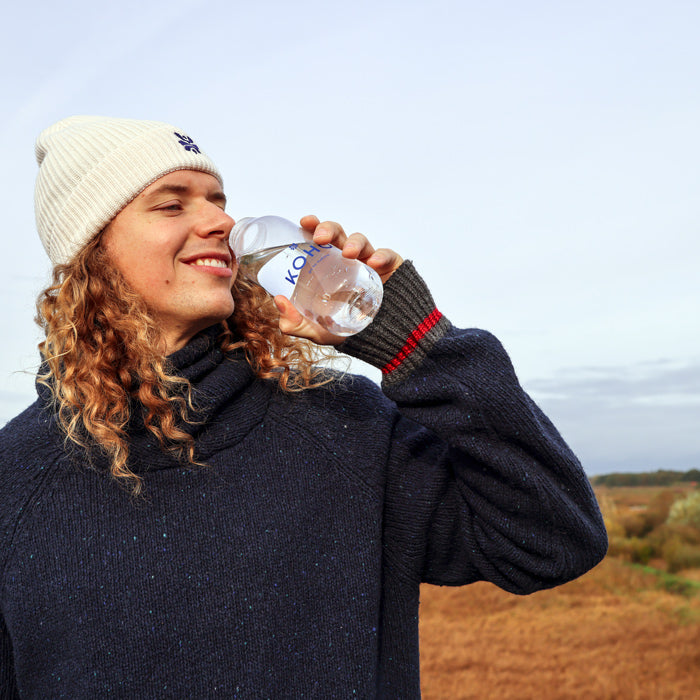 Koho-Wasserflasche-Trinkflasche trinkender Mann